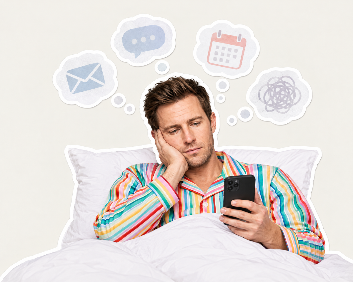Man scrolt in bed om zijn hoofd stil te zetten