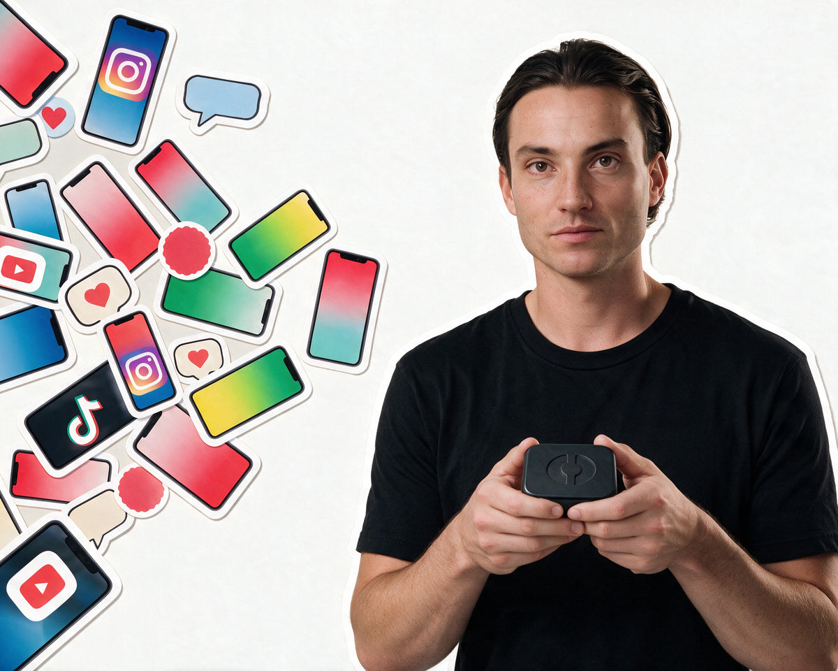 Jisk Hogenboom houdt Phase vast naast een wolk telefoons