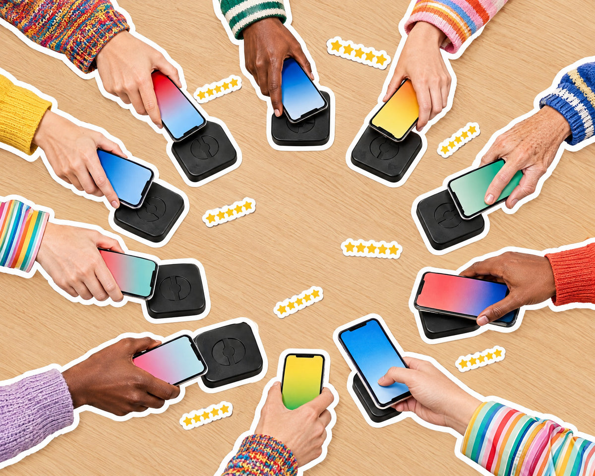 Twaalf handen tikken hun telefoon op een Phase