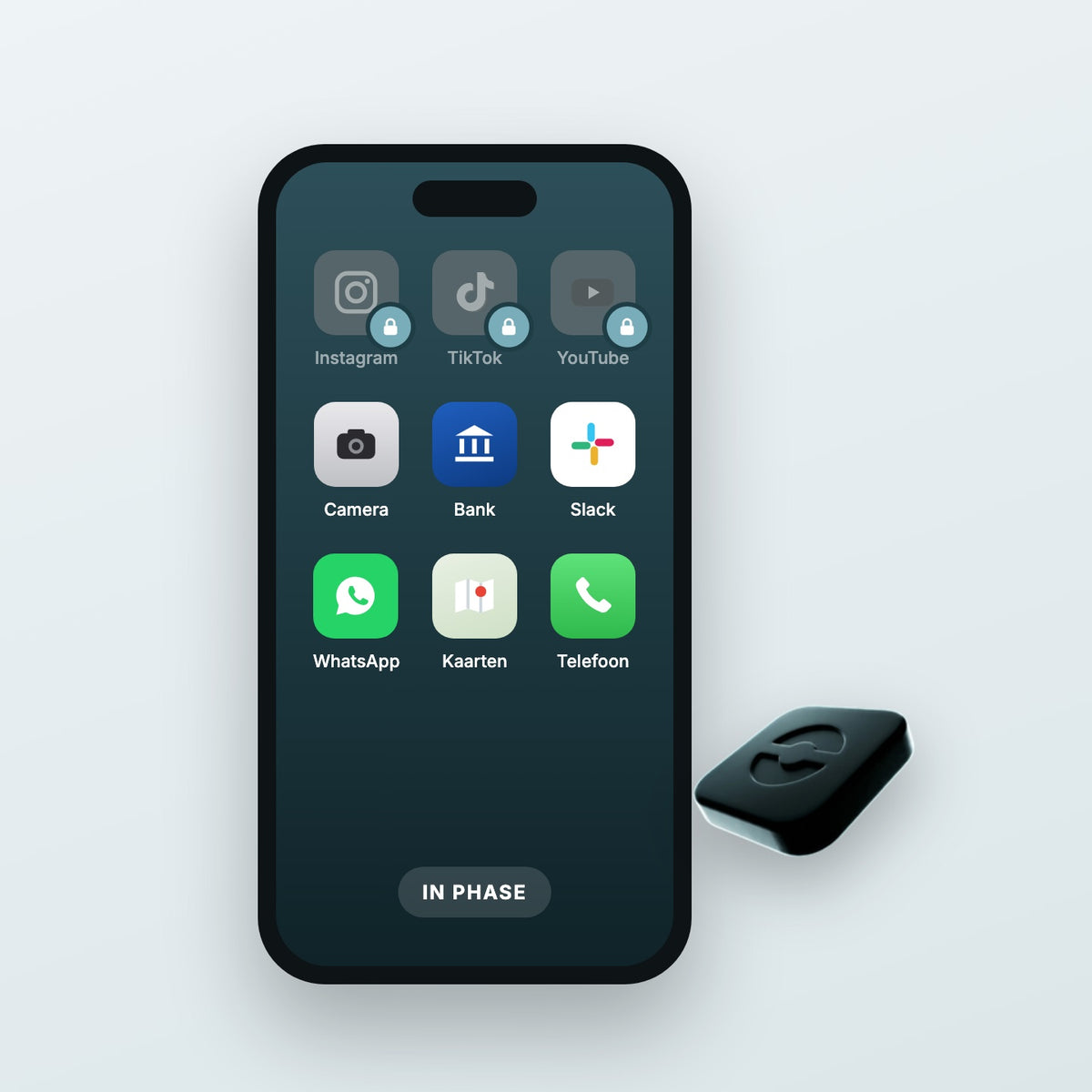 Thuisscherm met Instagram, TikTok en YouTube op slot; camera, bank, Slack, WhatsApp, kaarten en telefoon open